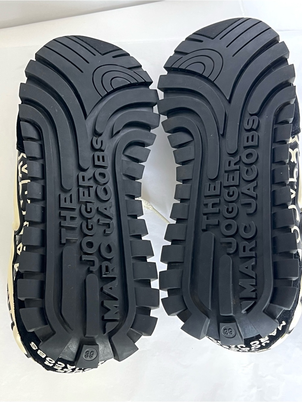 The Marc Jacobs The Jogger Monogram Leather Sneakers Black/Cream EU 39 - Picture 14 of 14